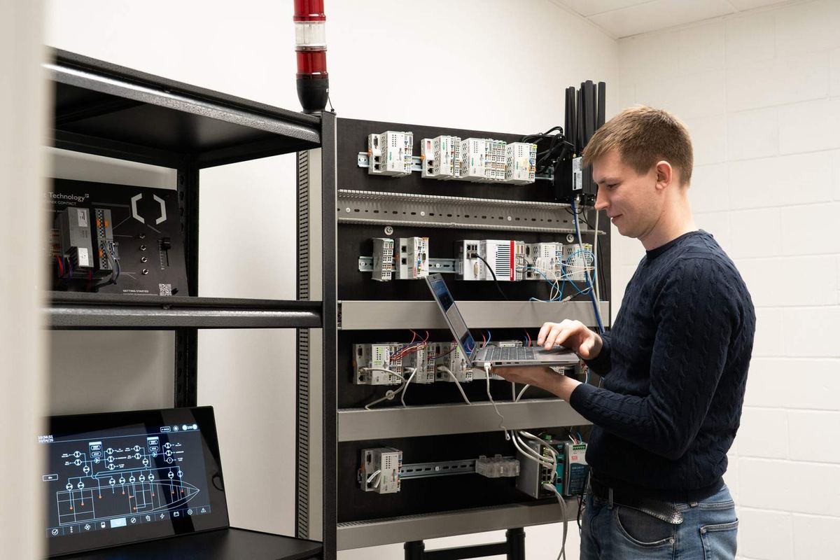 An engineer testing an automation cabinet with the vessel HMI on screen.